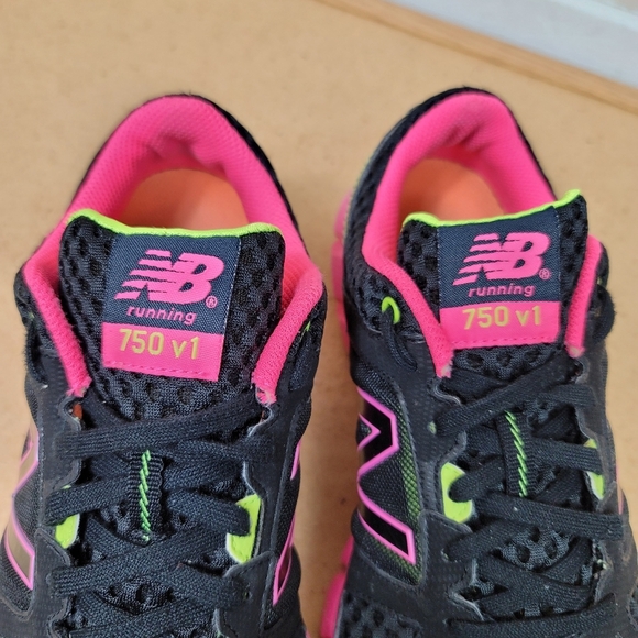 WOMEN'S NEW BALANCE 750 V1 RUNNING SHOES - Picture 3 of 8